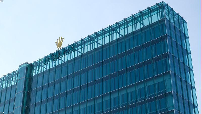 网页版免费91 团队成员在办公室协作讨论产品方案